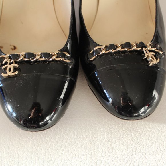 CHANEL BLACK PATENT LEATHER PUMPS HEELS SHOES ESCAPRINS 40 CHAIN LOGO - Picture 5 of 7
